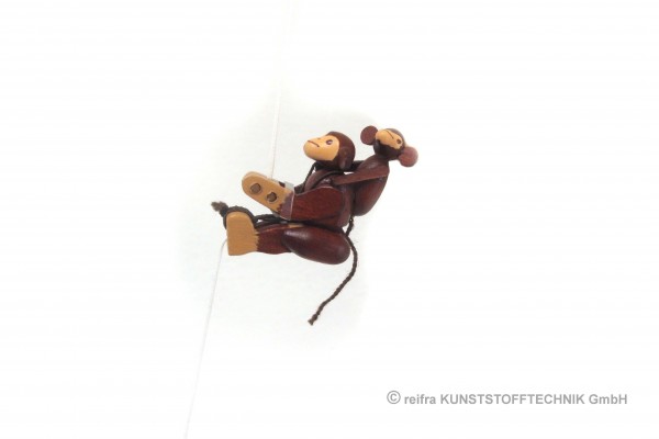 Kletteraffe mit Jungen auf dem Rücken